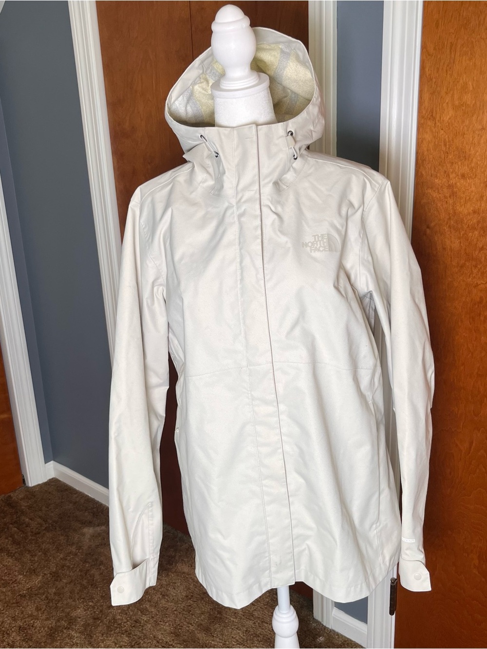 The North Face Women’s Cream Hooded Waterproof Venture 2 Jacket. Size XL.
